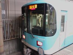 【京阪石山線】京阪石山のホームはちっちゃくて、電車も可愛いっ(^^♪

幅、狭いのに・・・足組をして座ってる兄ちゃん・・・通り難ぅ～！