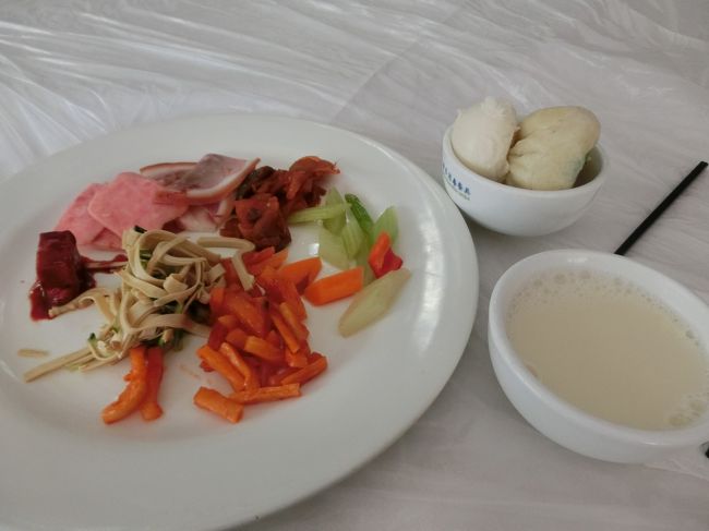 ７時半ホテルの朝食を食べに行く。<br /><br />混んでるかと思ってたけど、広い食堂に私の他に一組みしか居なかった。<br /><br />ビュッフェ式の朝食だったけど、おかずはどれも美味しいとは言い難い味だった。