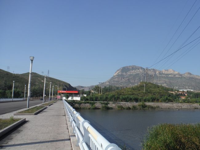 ５分ほどで川に架かる橋に着いた。