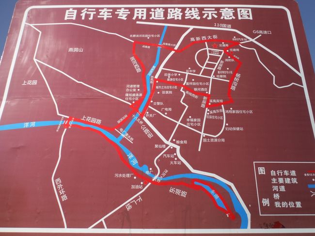 川沿いに自転車専用道が作られているのを見つけた。<br />中央下部の橋が今居るところ。<br /><br />時間も余裕があるし、せっかくなのでそこから右の小さな湖を一周して左の橋を渡ってから張家口へ向かうことにした。