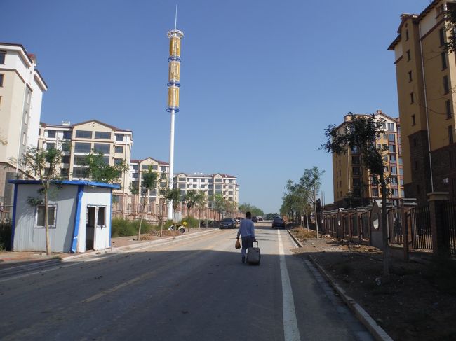 街の北にある街道へ向かって坂を登る。<br /><br />このあたりは新しくアパートのようなものが沢山建築中だった。<br />それほど大きくない地方の街にこんなに需要があるのだろうか。