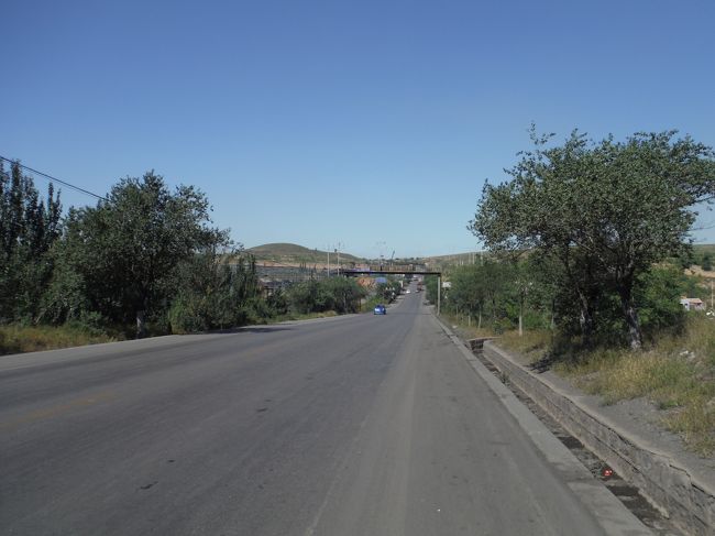 また下る。<br /><br />ほとんど平坦が無い感じの道が続く。