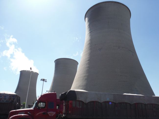 ここにもこの謎の煙突。<br /><br />写真でこれに似た原発の煙突を見たことあるけどこんな街中に作るとも思えないしな？