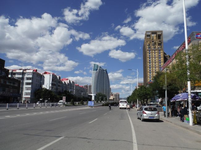 とりあえず街の北の端のあたりまで走ってみた。<br />途中にホテルは何軒かあったから、ショッピングモールなどもある街の中心あたりでホテルを探す事にする。<br /><br />最初に入ってみた中くらいの大きさのホテルは外人は駄目だった。