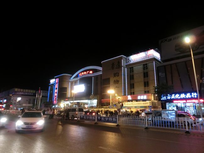 とりあえずモール内のスーパーで飲み物やお菓子を買う。