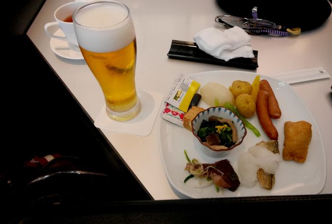 まだこの時間朝食メニューだが，朝からビール