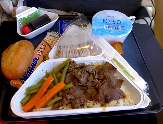 まあエコノミーらしい食事