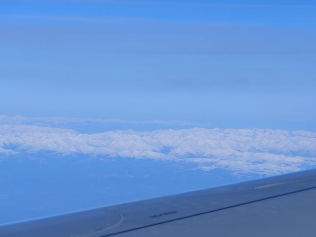 1406　翼の上でよく見えないが，雪を抱いたアムール山脈
