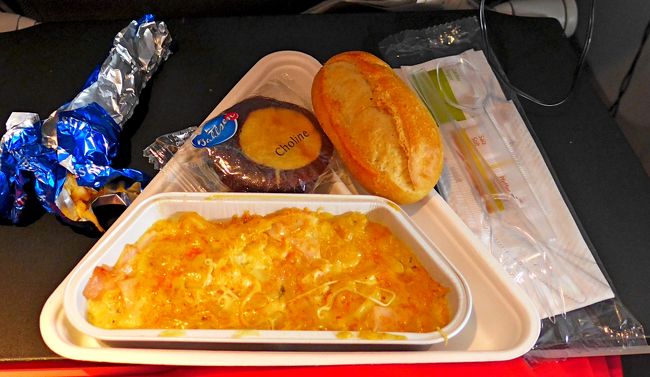 2138（ヨーロッパ中央時間1438）第2食もホットミール．両方とも野菜を付けるといいのにとおもうし，以前より質が落ちた気もするが（私が贅沢になったのかもしれないが）