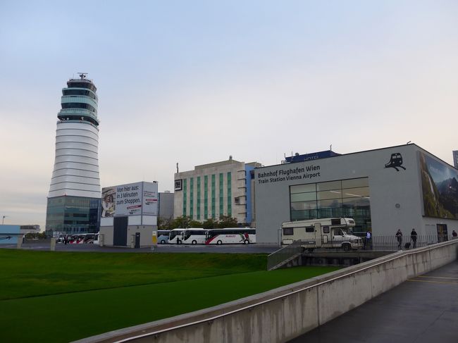 ホテルへバスの送迎付き　これは便利だね　あのnHホテル，2013年末に宿泊した．その向こうのレンタカー乗り場で2013年11月に車借りたね