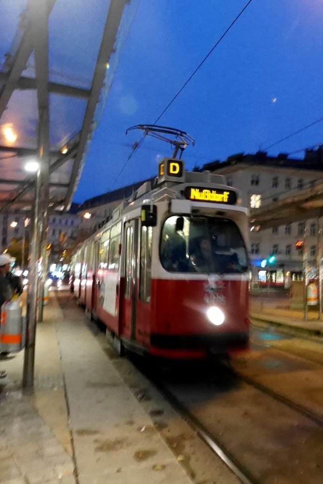 Nussdorf行き．実は車内で皆に気を取られているとき，60ユーロ入った小銭のみ入れている財布をすられてしまった．すぐに気が付いたが相手はプロ．結局あきらめるしかなかった．60回の海外旅行で2回目のトラブル（あと１回はスロベニアで当時の紙幣5000円位を盗まれた）．まあ高額ではないようにできるだけ多く持たないようにしているが今回は13人を引き連れていたのでそれに気を取られていてやられてしまった．授業料，経験値と思っている．