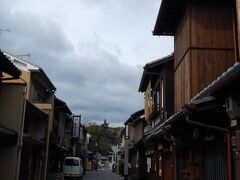 町家が軒を並べるこの光景は、“最も京都らしい光景”の一つと云えるでしょう。

Photo by wife