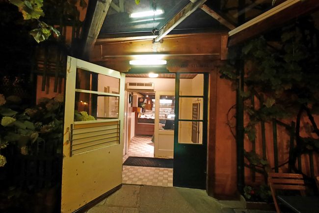 1913　やっとおめあてのMayer am Pfarrplatzについたが13人は入れないと．予約とっとかなかった私が悪い．まあいつも入っていた感覚で行ってしまった．写真はMayerの入り口