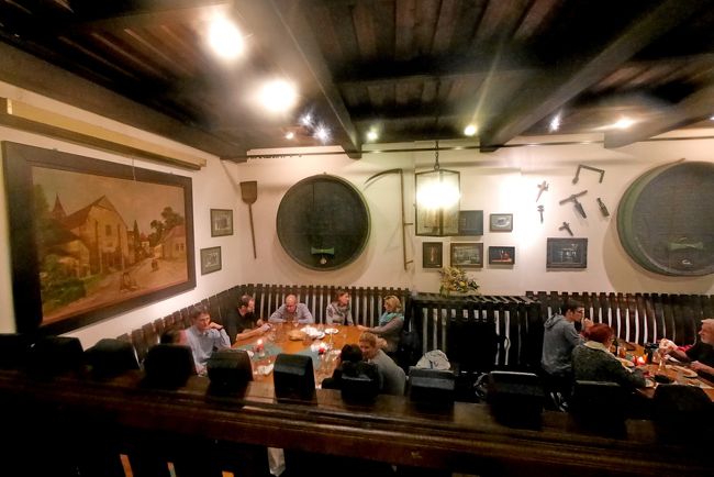 ２階の奥，下では皆にぎやかに