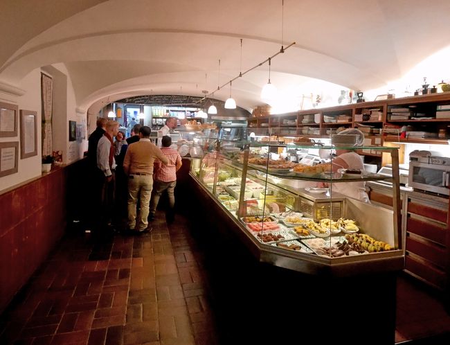 酒のおつまみはホイリゲは自分で買ってくる．