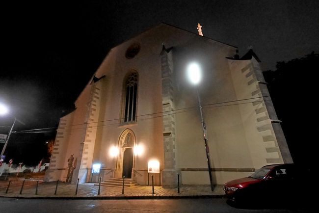 2050　外へ　Heiligenstadt教会で南に曲がって徒歩４分．みんな結構酔っている