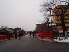 ホテルに車を停めて古い町並みまで歩きます。結構遠いです。

赤い橋も夜はライトアップされるようです。