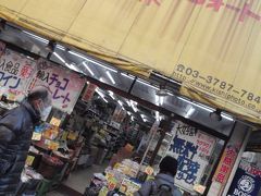 ここからは、戸越銀座商店街♪

カメラ屋さんとなってるけど、中は食料品店^^;

輸入食品等の不思議な食品が沢山あって楽しい♪

ドデカSkippy、米、ココナッツオイルが何故か非常に安かった(°д°)！

持ち帰れる方は是非♪