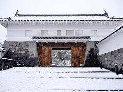 銅門(あかがねもん)

二の丸の正門にあたります。
渡櫓門（わたりやぐらもん）にはその名の由来となった銅板の装飾が映えます（平成9年復元）。