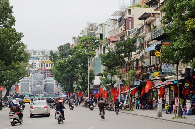 街の喧騒に包まれながら中心部まで戻ってHIGHLANDS COFFEEでベトナムコーヒーとバインミーをオーダー。<br />美味しいとの評判であったが、バイト？のお姉ちゃん達の要領がイマイチでえらく待たされる。<br />しかも、やっと出来上がったバインミーは具も少なめでう〜ん、、な感じ。<br />コーヒーも量が少なくぬるめでこちらもまたう〜ん、、な感じ。<br />ハズレに当たっちゃたかな…<br /><br />で、そろそろいい時間になったのでホテルに戻る道すがらお土産のコーヒーとかを買ってチェックアウト。<br /><br />一見愛想のなかったフロントのお姉ちゃんが最後ににこやかに手を振ってByeと言ってくれました。