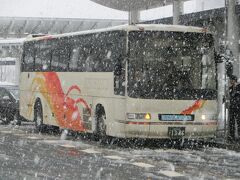 駅前には小松空港行きのバスが止まっていました。