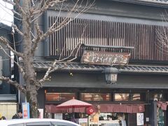 @京都

帰りの新幹線まで約4時間！
一人で回れるだけ神社仏閣を回ろうと思い、先ず向かったのは北野天満！
結婚前に京都で勤めていた頃、この辺りに住んでいたので懐かしいです。

地下鉄とバスを乗り継いで行きましたが、鳥居の目の前に行列のお店を発見！
お豆腐が美味しいお店のようです。（当時はなかった）
今日は時間がないけど、次回は来たいな。