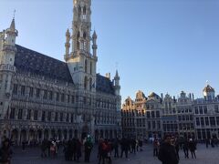 世界遺産 グランプラスに到着〜〜！屋根のあるギャルリー・サンチュベールを抜けて少し道を進むと、どどーんとこちらの広場にたどり着くので、着いた瞬間、豪華さに圧倒されます！大きな塔のある市庁舎がひと際、豪華！