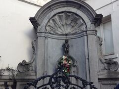 続いてグランプラスから少し移動。市庁舎の横の道を進みます。いました！ジュリアンくん♪タイトルに小便小僧と入れたくなかったので、この像の名前のジュリアンくんと入れてみました^^;　衣装を着ているときもあるようですがオリジナルを見れてよかったかも！