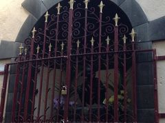 そして、こちらは小便少女の像、、、。あまり絵的によろしくない・・。格子でよく見えないのでこれくらいでいいかも。像に触れないようにしてるようです。