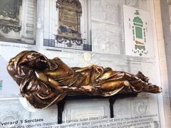 白鳥のオブジェの家の隣は、屋根に☆がついている星の家。ここは小さなアーケードになっていて、そこをくぐると壁にこちらの像があります。こちらは「セルクラースの像」。像の左手をなでると幸せになるという、ちょっとしたラッキースポット！もちろん、なでてきました〜！