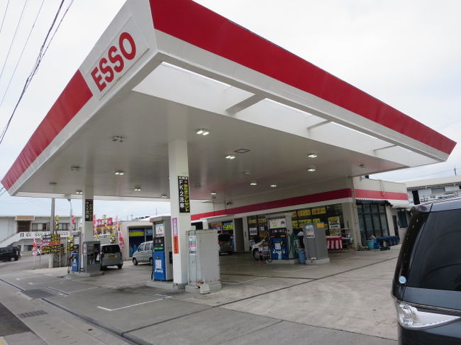 空港にお迎えに来てくれたレンタカーのお兄さんに連れられてレンタカー屋さんに到着。<br />ガソリンスタンド内にあるお店です。