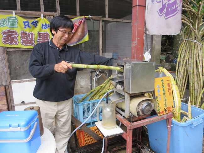 その場で、さとうきびを絞ってジュースを作ってくれます。<br />正真正銘さとうきび１００％。<br />ここで、お塩と黒糖を購入。