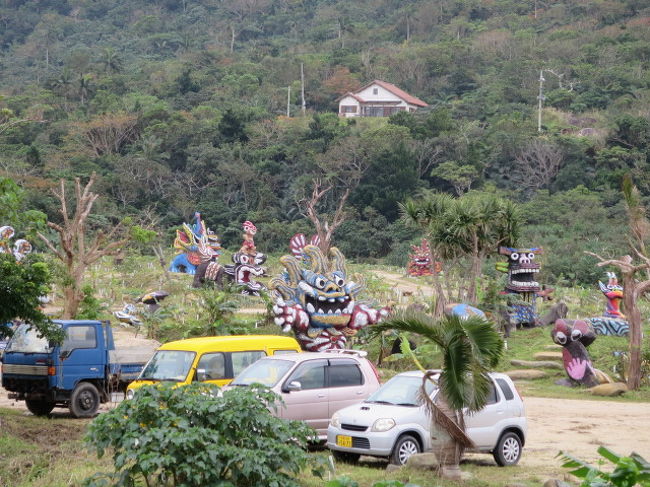 助手席の友達が、「停めて！面白いの発見した！」と言う。<br />なんだ、これは？