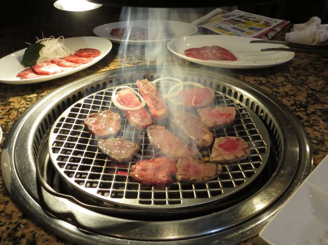晩御飯は、ホテル内の「畑人」で焼肉〜。<br />昼間見た、ノビノビと牧草を食べていた黒毛の石垣牛を食します。<br />JALパックの特典で、‘ホテル内のレストランで使えるクーポン券’での食事です。<br />一人４５００円分あり、使い切れなかった。