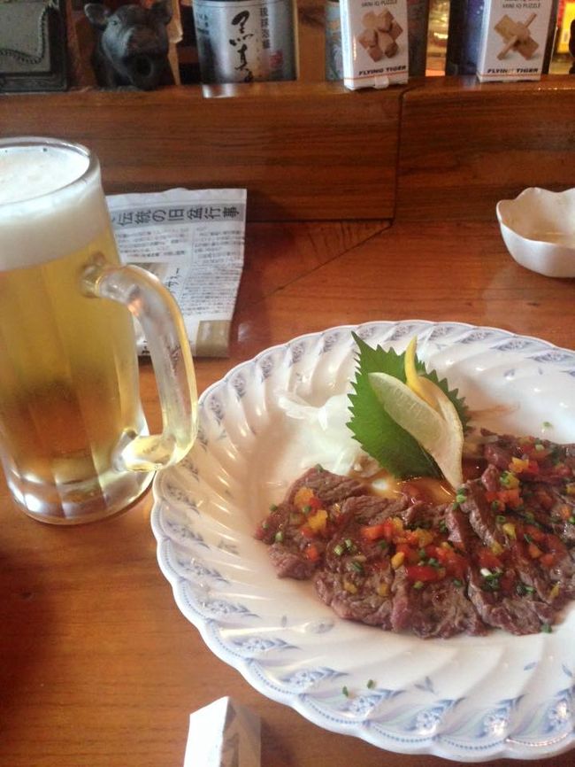 夕方にゴソゴソ起きだして、さて晩御飯はどこに行きましょう？？<br /><br />調べてみたものの、ちょうど旧盆明けすぐのタイミングだった為、<br />お休みのお店が多い模様…<br /><br />まあ、どこかあるでしょう！と中心部に向かって出発！<br />初めての土地をプラプラ歩いてる時が一番ワクワクします♪<br />（しかも夕方が一番ワクワクします。なんででしょうね〜＾＾）<br /><br />雰囲気の良さそうな「三虎」さんに入店。<br />開店すぐに一人だったのでカウンターにすぐ座れましたが、<br />続々とお客さんが入ってきて、あっというまに満席に。<br /><br />お盆で漁がお休みという事でマグロはありませんでしたが、<br />石垣牛のたたきをはじめいろいろと注文。<br />全部とっても美味しかったです＾＾<br /><br />隣の席の同じく一人旅の女性にお勧めの離島を聞いたりしながら、<br />泡盛でまったり〜。<br /><br />幸せ〜♪♪<br /><br /><br /><br />