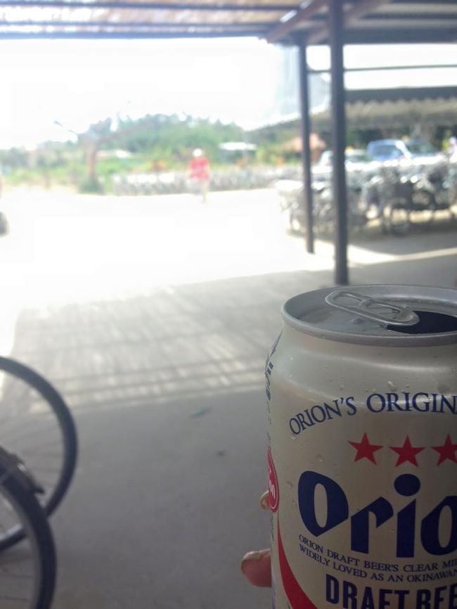 レンタイサイクル屋さんで、港までの送迎車を待つ間、<br />オリオンビールで休憩〜〜♪<br />美味しい〜＾＾