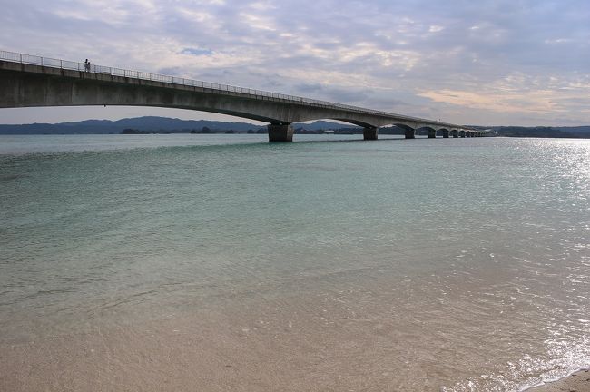 海の色が綺麗ですね。<br /><br />日本ではないみたいです。