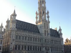 それではグランプラスのメインの建物を見ていきましょ〜！こちらは、どどーんとグランプラスの中心的存在、高い塔があるブリュッセル市庁舎です。塔の高さは96ｍだそうです。