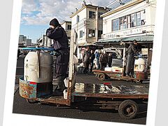 場内には、この荷台付きの運搬車....縦横無尽に場内を走り回っています。

最初、この景色を見た時、何故か　かつて長く住んだことがある中国を思い出してしまいました....苦笑。