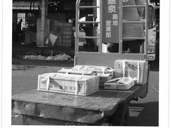 『銀泉　築地　営業部』

※
どうやらターレットトラック（英語名: Turret Truck）と呼ばれるようです。関係者の間では「ぱたぱた」とか「ばたばた」と呼ばれているそうです。wikiより。
