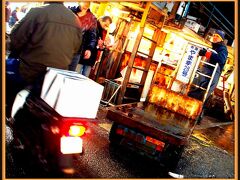 『やま幸２８号』....鉄人......

その横、狭い場内をバイクもかっ飛ばしてます。