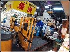 ぎゅうぎゅう詰めで人が歩くのもやっとなのに、ぶつかりも　かすりもせず　滑りもせず、すっごい～ドライビング・テクです。