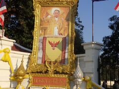 入り口の角にタイ国王の看板（？）がありました。タイの文化では生まれた曜日によって色が決められているので、国王の色は黄色ということでした。因みに皇太子の色はオレンジということです。