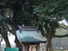 三柱神社は、「西国一の強者」と称された百戦錬磨の武将 初代柳川藩主 立花宗茂公、岳父 戸次道雪公、宗茂室 誾千代姫の三神を祀ってある。
とっても広い。小さい祠が有り、梛（なぎ）と書いてある。