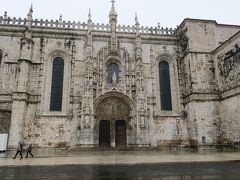 ジェロニモス修道院に着きました。

大航海時代のポルトガルは、世界中へ遠征隊を派遣し、植民地を作り、
その交易によって大きく繁栄したそうです。
ジェロニモス修道院とベレンの塔は､マヌエル1世が、遠征で得た巨万の
富を費して建てたマヌエル様式の世界遺産です。
