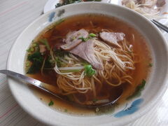 【又、再び、柯家排骨酥麵の陽春麺 高雄 2015/7/8】

水泳の帰りに、妻と柯家排骨酥麵へ行きました。ここは食欲が無い時や迷った時にはお勧めです。陽春麺ですが、上に乗っている具がひによって違っていることが判りました。
住所: 804 台湾 高雄市鼓山區華榮路8號、
電話:+886 932 722 667