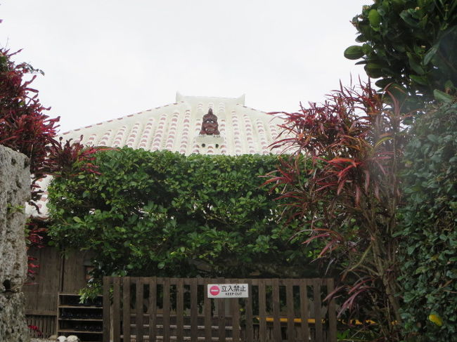 屋根の上にはシーサー。