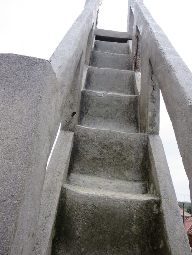 小さい塔だけど、この急こう配。<br />それに本日、雨に加えて風が強い。<br />なので、登るのは遠慮しておきました。