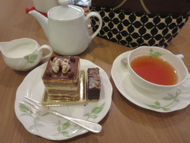 JALパックの特典で、ホテルから空港までのタクシークーポンが付いているので、時間まで、ホテルのカフェで待機します。<br />ケーキと紅茶と共に、楽しかった旅を振り返ります。