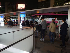 以前から興味のあったあった長野県の戸隠へ。

今回は東京駅より長野駅へ向かうバスを選択。
各方面に向かう夜行バス発着所とあって、東京駅は深夜を過ぎてもまだまだ人は行き交いますね。

24時30分、バスがやってきたので乗り込む。

長野には4時間ちょっとのバスの旅。
寝るにはちょっと短いな。。
